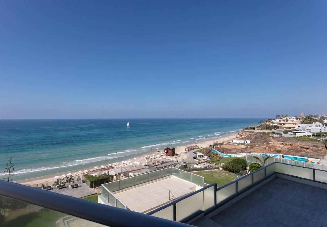 Sea View Stylish 1Br With Balcony By Beachfront Stay Herzelia Esterno foto